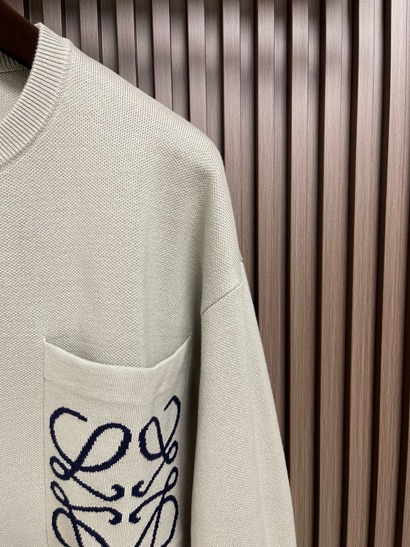 🛒🛒LOEWE 口袋提花毛衣，选用49%粘纤43%棉和少量锦纶和氨纶织成。粘纤和棉主导亲肤、顺滑与垂坠感，贴身穿着如沐春