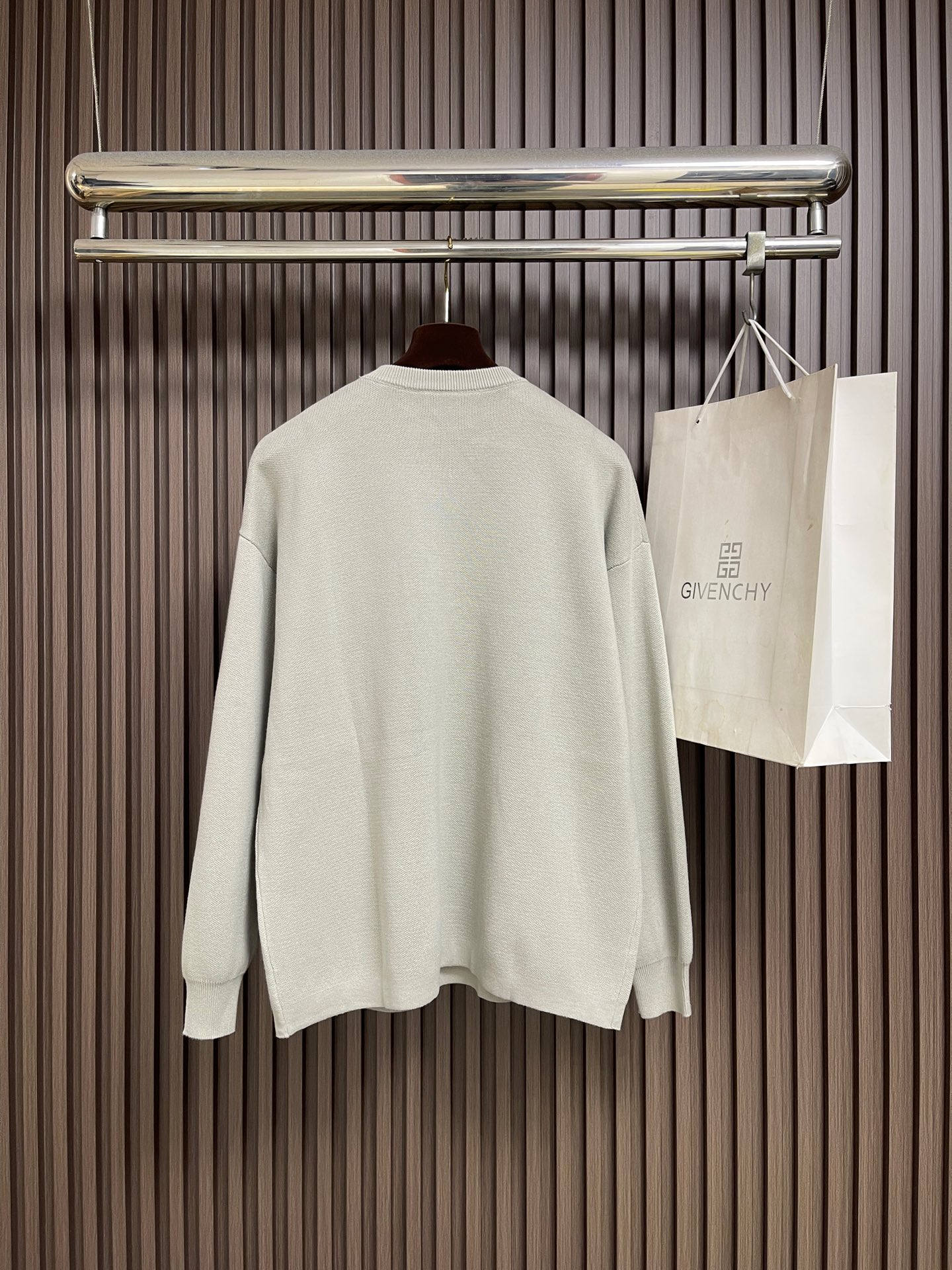 🛒🛒LOEWE 口袋提花毛衣，选用49%粘纤43%棉和少量锦纶和氨纶织成。粘纤和棉主导亲肤、顺滑与垂坠感，贴身穿着如沐春