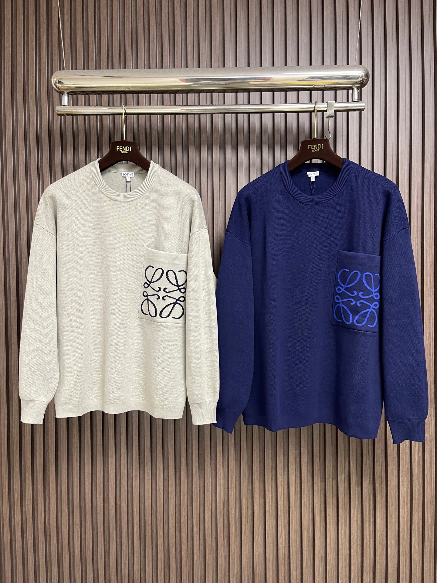 🛒🛒LOEWE 口袋提花毛衣，选用49%粘纤43%棉和少量锦纶和氨纶织成。粘纤和棉主导亲肤、顺滑与垂坠感，贴身穿着如沐春