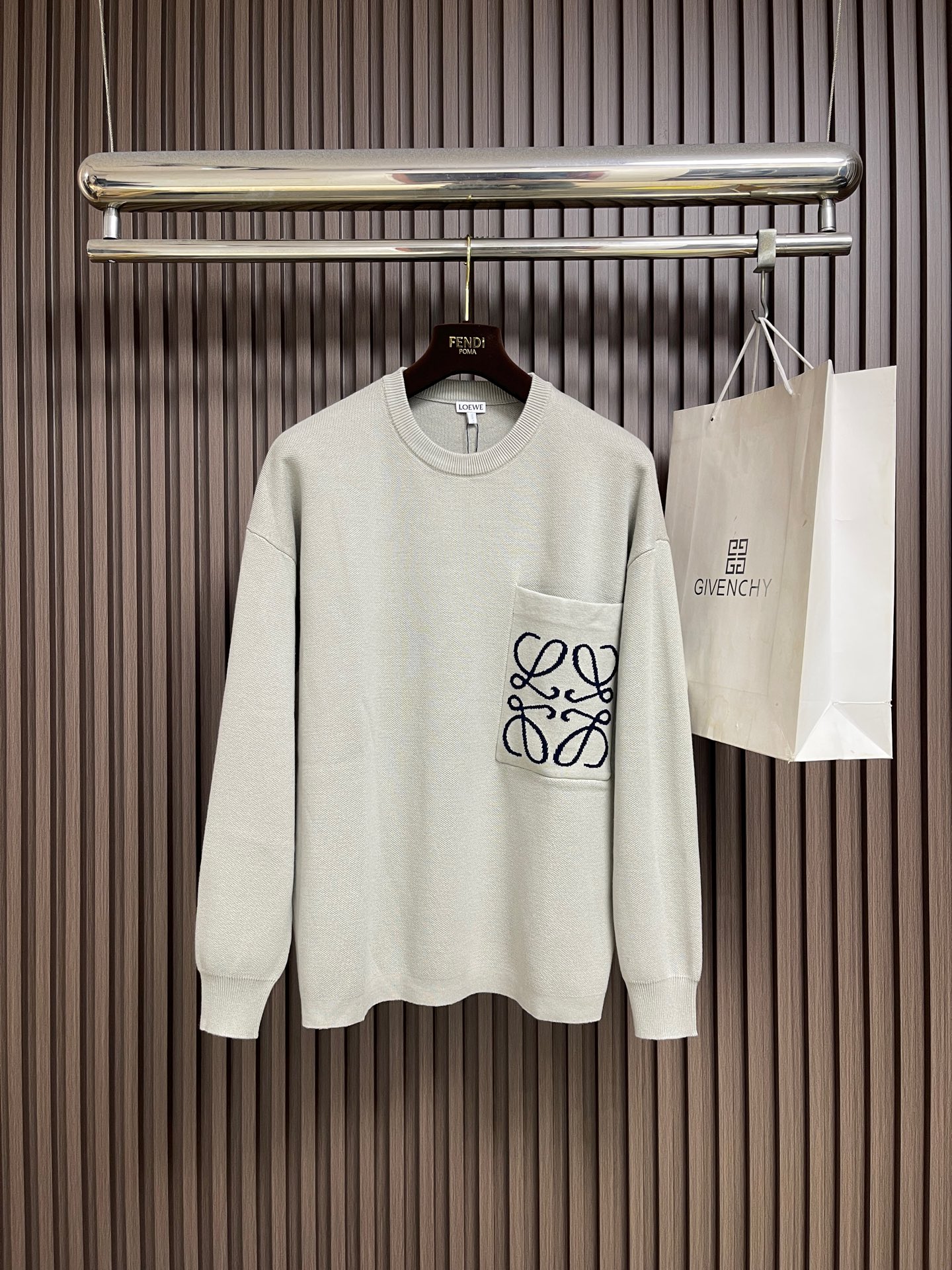 🛒🛒LOEWE 口袋提花毛衣,选用49%粘纤43%棉和少量锦纶和氨纶织成。粘纤和棉主导亲肤、顺滑与垂坠感,贴身穿着如沐春 🛒🛒LOEWE 口袋提花毛衣,选用49%粘纤43%棉和少量锦纶和氨纶织成。粘纤和棉主导亲肤、顺滑与垂坠感,贴身穿着如沐春