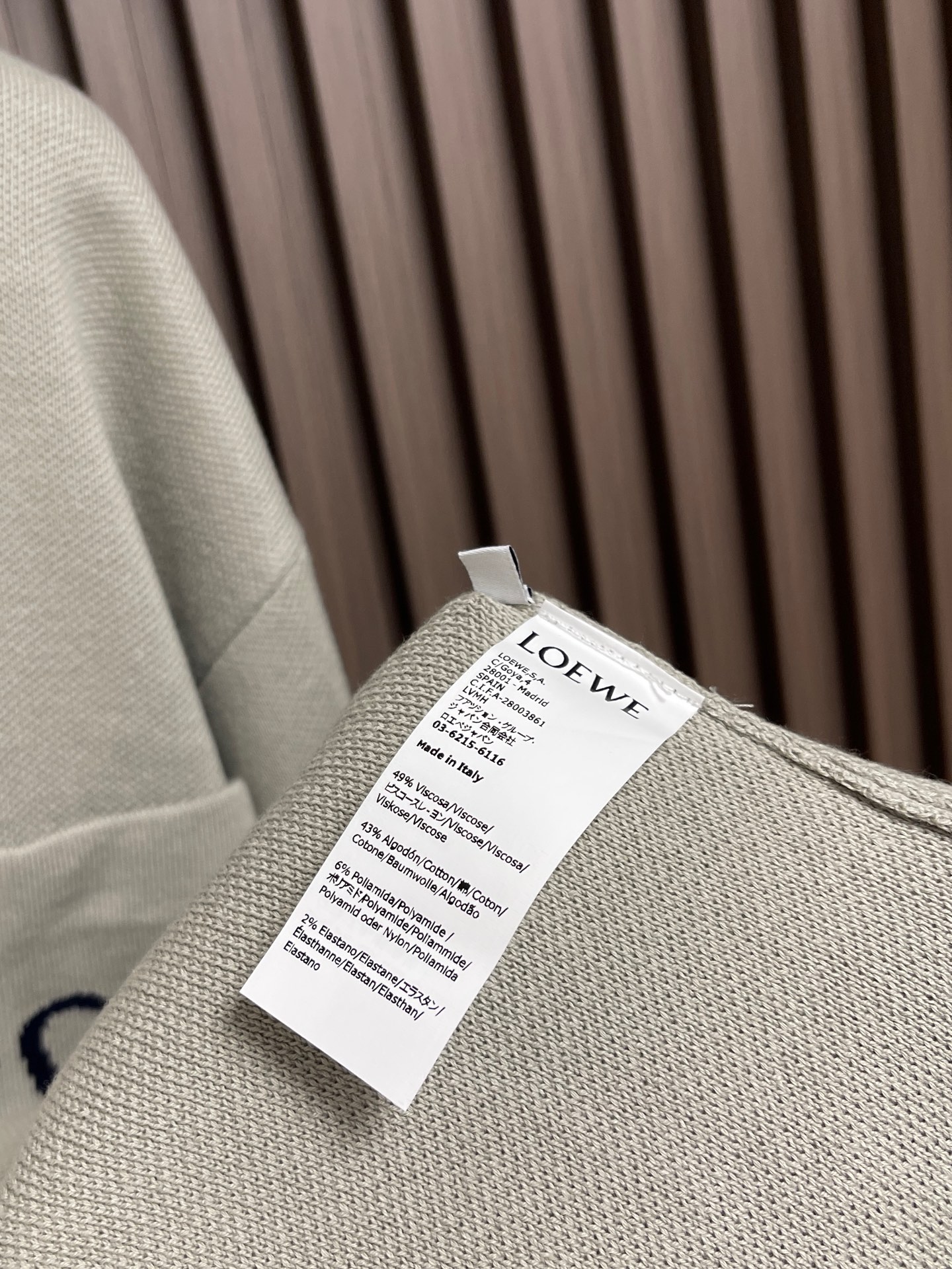 🛒🛒LOEWE 口袋提花毛衣，选用49%粘纤43%棉和少量锦纶和氨纶织成。粘纤和棉主导亲肤、顺滑与垂坠感，贴身穿着如沐春