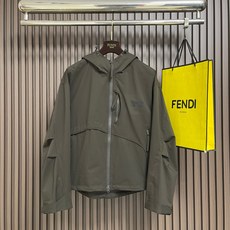 🛒🛒Y3 2026ss秋冬新款连帽夹克外套,融合运动机能与街头潮流,配色低调高级,胸前压胶Logo简约辨识。宽松版型配多 🛒🛒Y3 2026ss秋冬新款连帽夹克外套,融合运动机能与街头潮流,配色低调高级,胸前压胶Logo简约辨识。宽松版型配多