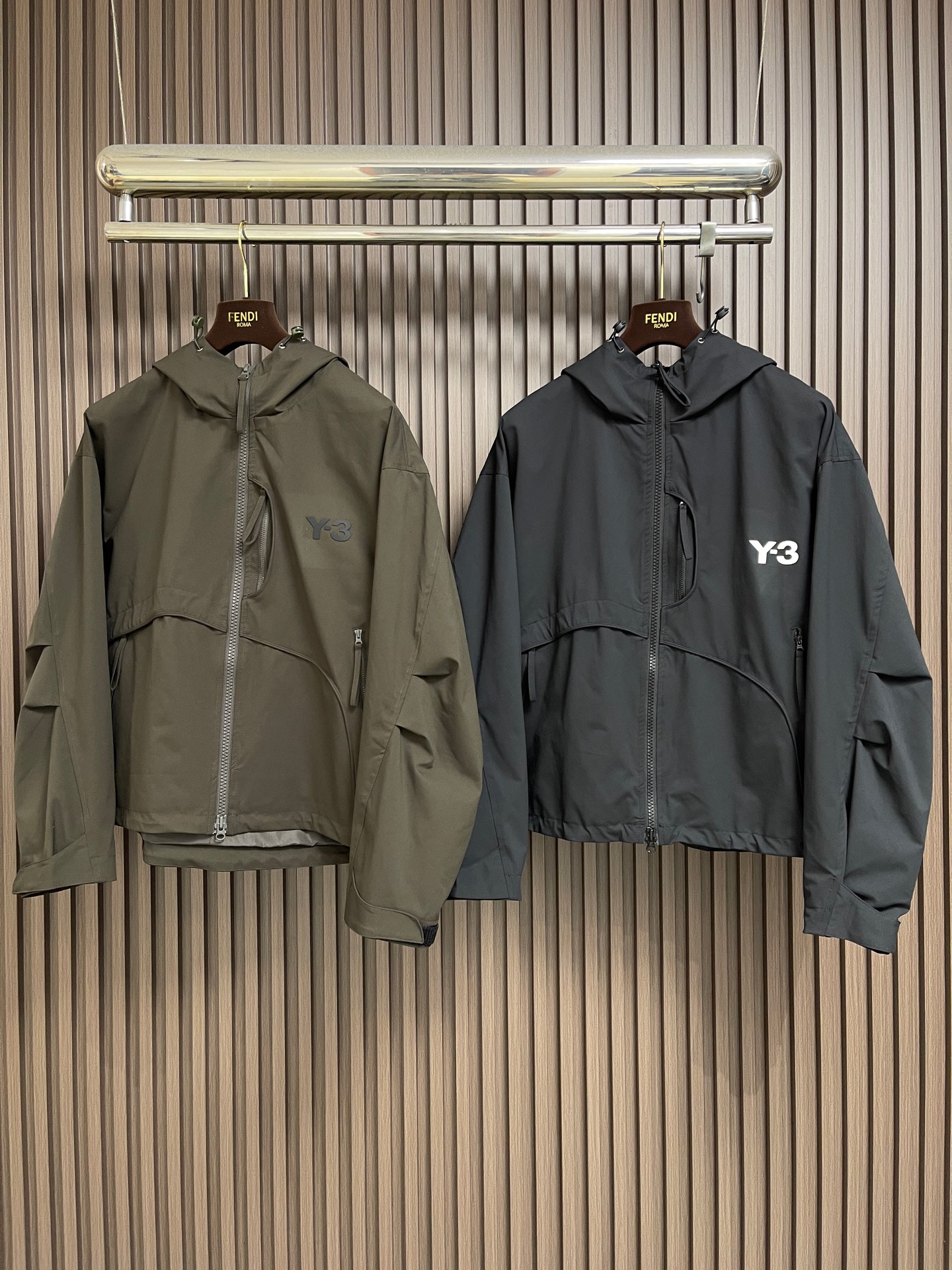 🛒🛒Y3 2026ss秋冬新款连帽夹克外套，融合运动机能与街头潮流，配色低调高级，胸前压胶Logo简约辨识。宽松版型配多