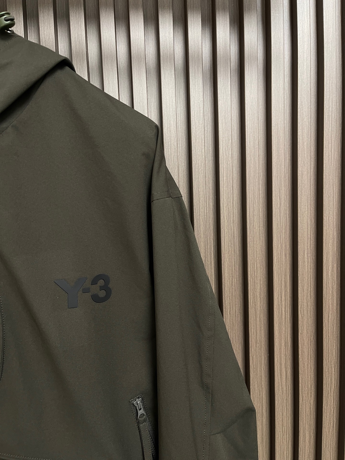 🛒🛒Y3 2026ss秋冬新款连帽夹克外套，融合运动机能与街头潮流，配色低调高级，胸前压胶Logo简约辨识。宽松版型配多