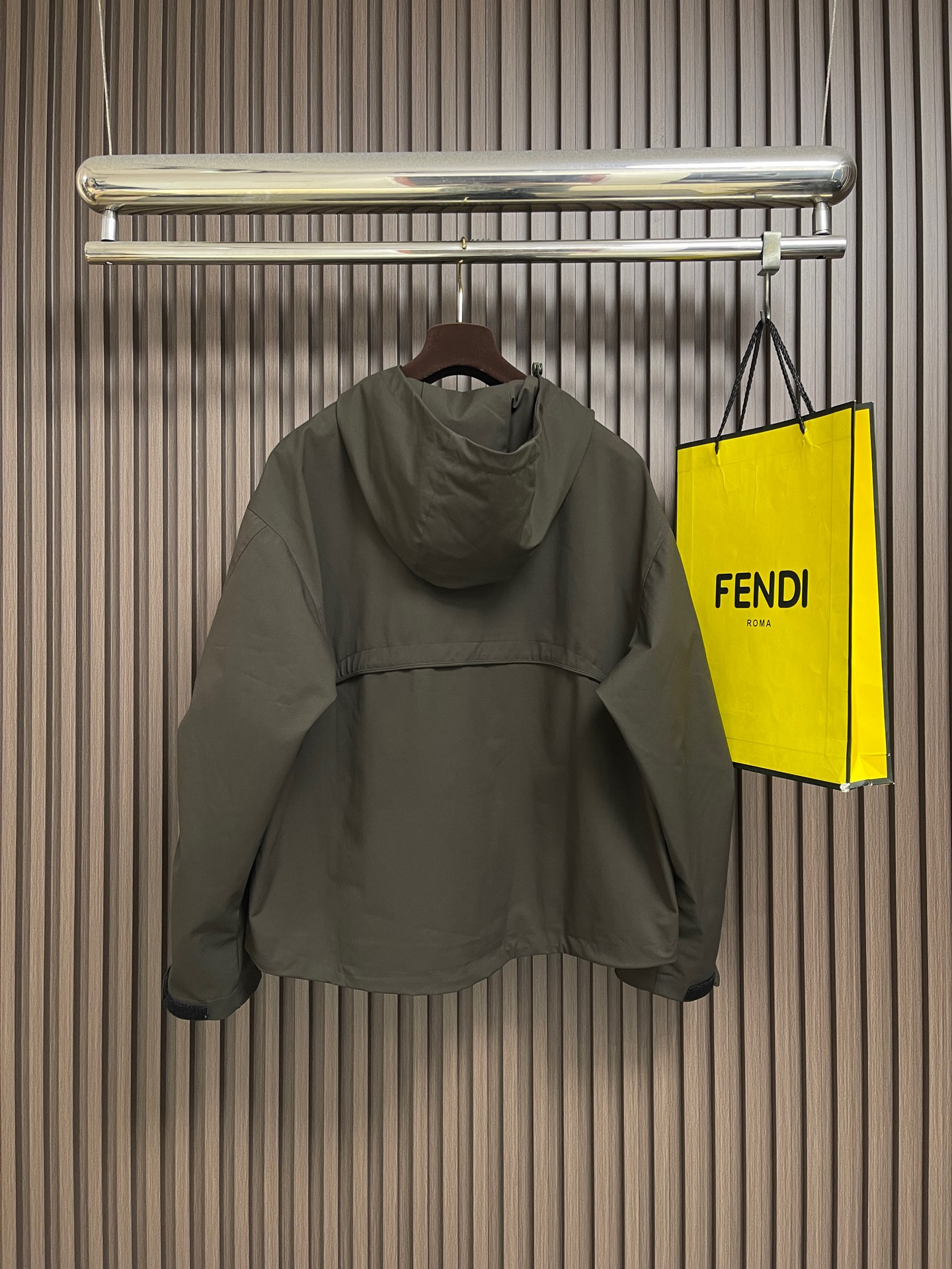 🛒🛒Y3 2026ss秋冬新款连帽夹克外套，融合运动机能与街头潮流，配色低调高级，胸前压胶Logo简约辨识。宽松版型配多