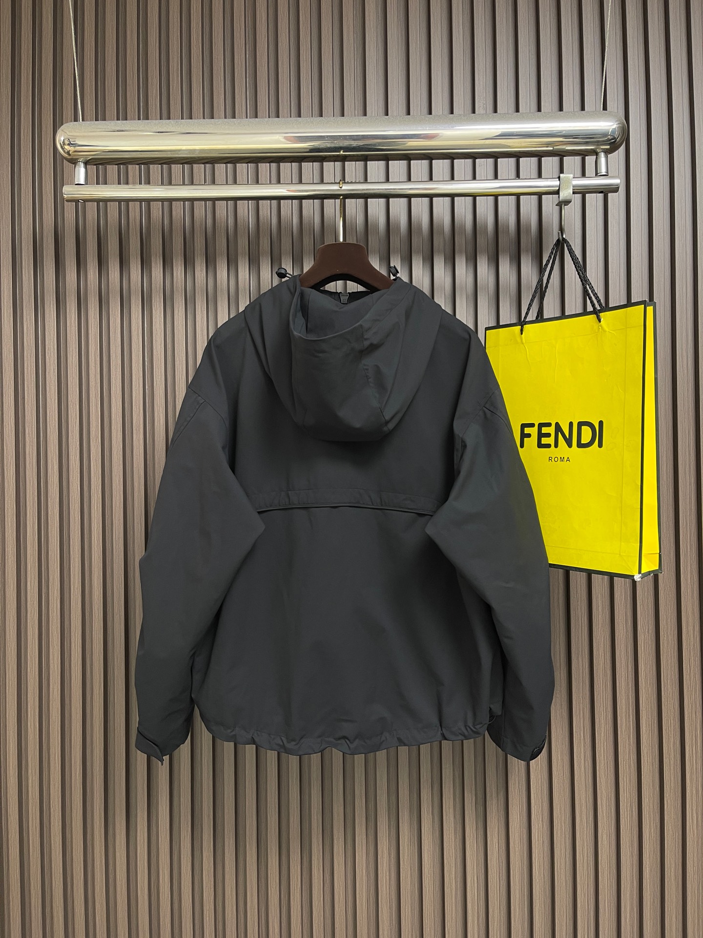 🛒🛒Y3 2026ss秋冬新款连帽夹克外套，融合运动机能与街头潮流，配色低调高级，胸前压胶Logo简约辨识。宽松版型配多