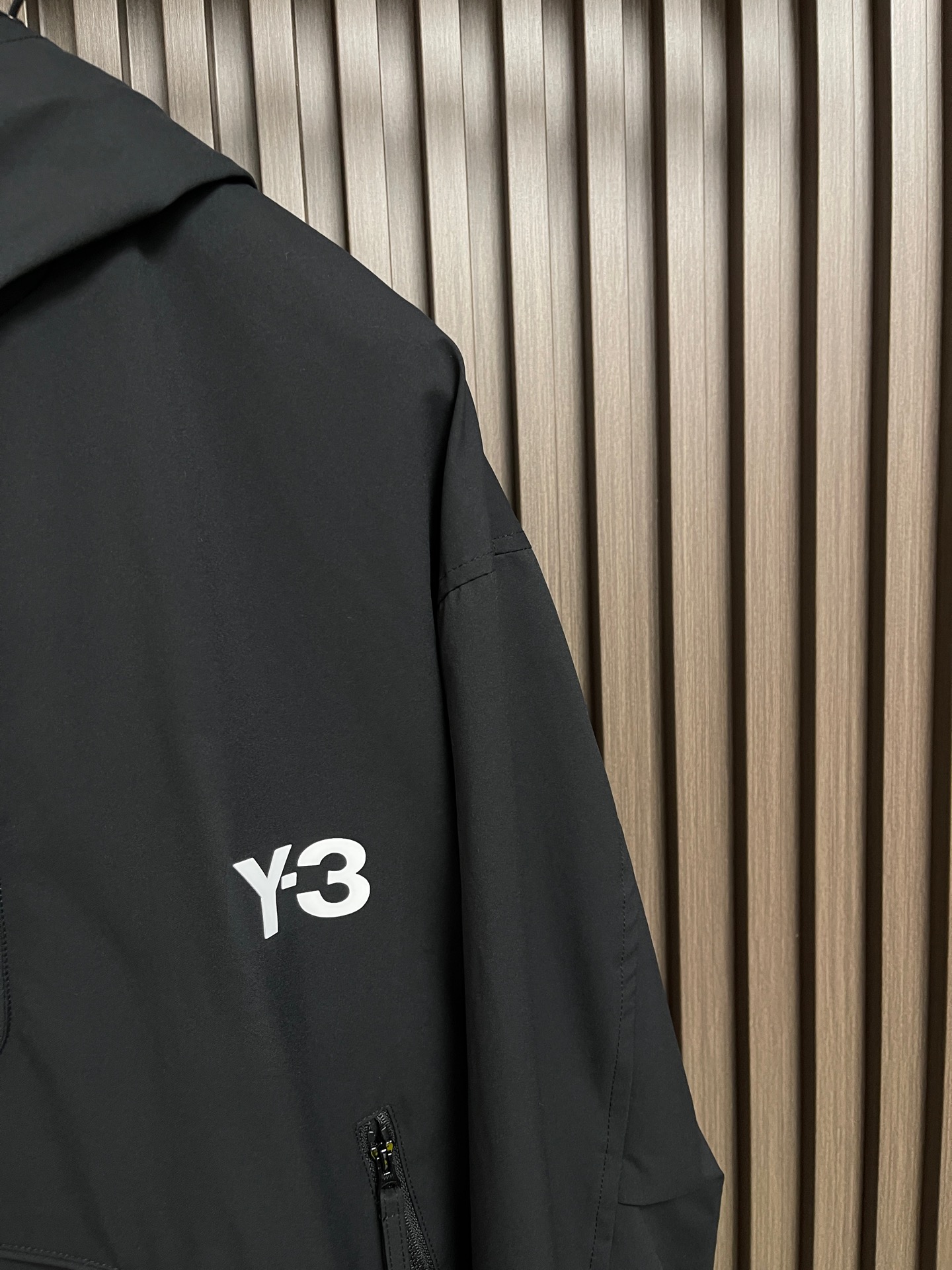 🛒🛒Y3 2026ss秋冬新款连帽夹克外套，融合运动机能与街头潮流，配色低调高级，胸前压胶Logo简约辨识。宽松版型配多