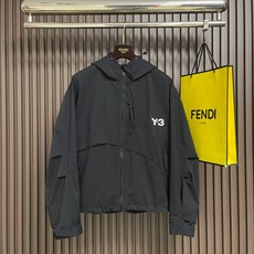 🛒🛒Y3 2026ss秋冬新款连帽夹克外套,融合运动机能与街头潮流,配色低调高级,胸前压胶Logo简约辨识。宽松版型配多 🛒🛒Y3 2026ss秋冬新款连帽夹克外套,融合运动机能与街头潮流,配色低调高级,胸前压胶Logo简约辨识。宽松版型配多