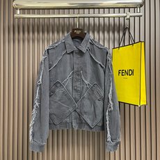 🛒🛒MM6 马吉拉2026ss秋冬新款翻领牛仔外套,这是一件从正面穿到背面都在说话的,菱格大口袋搭配肆意毛边,做旧水洗的 🛒🛒MM6 马吉拉2026ss秋冬新款翻领牛仔外套,这是一件从正面穿到背面都在说话的,菱格大口袋搭配肆意毛边,做旧水洗的
