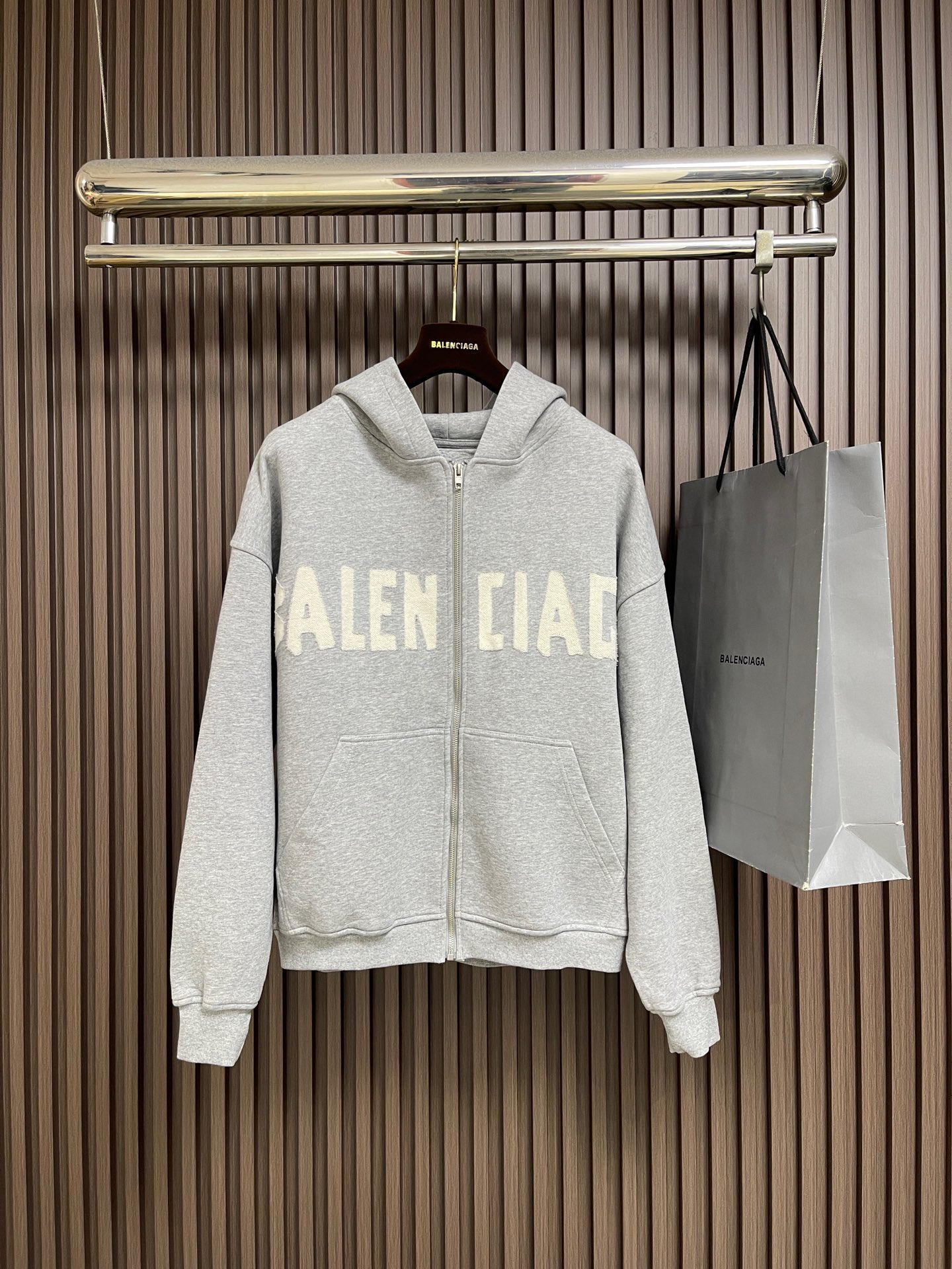 🛒🛒Balenciaga 贴布logo标识拉链连帽卫衣,采用进口康丽机 只有真正的康丽机才能做出每一个细节,logo的质 🛒🛒Balenciaga 贴布logo标识拉链连帽卫衣,采用进口康丽机 只有真正的康丽机才能做出每一个细节,logo的质