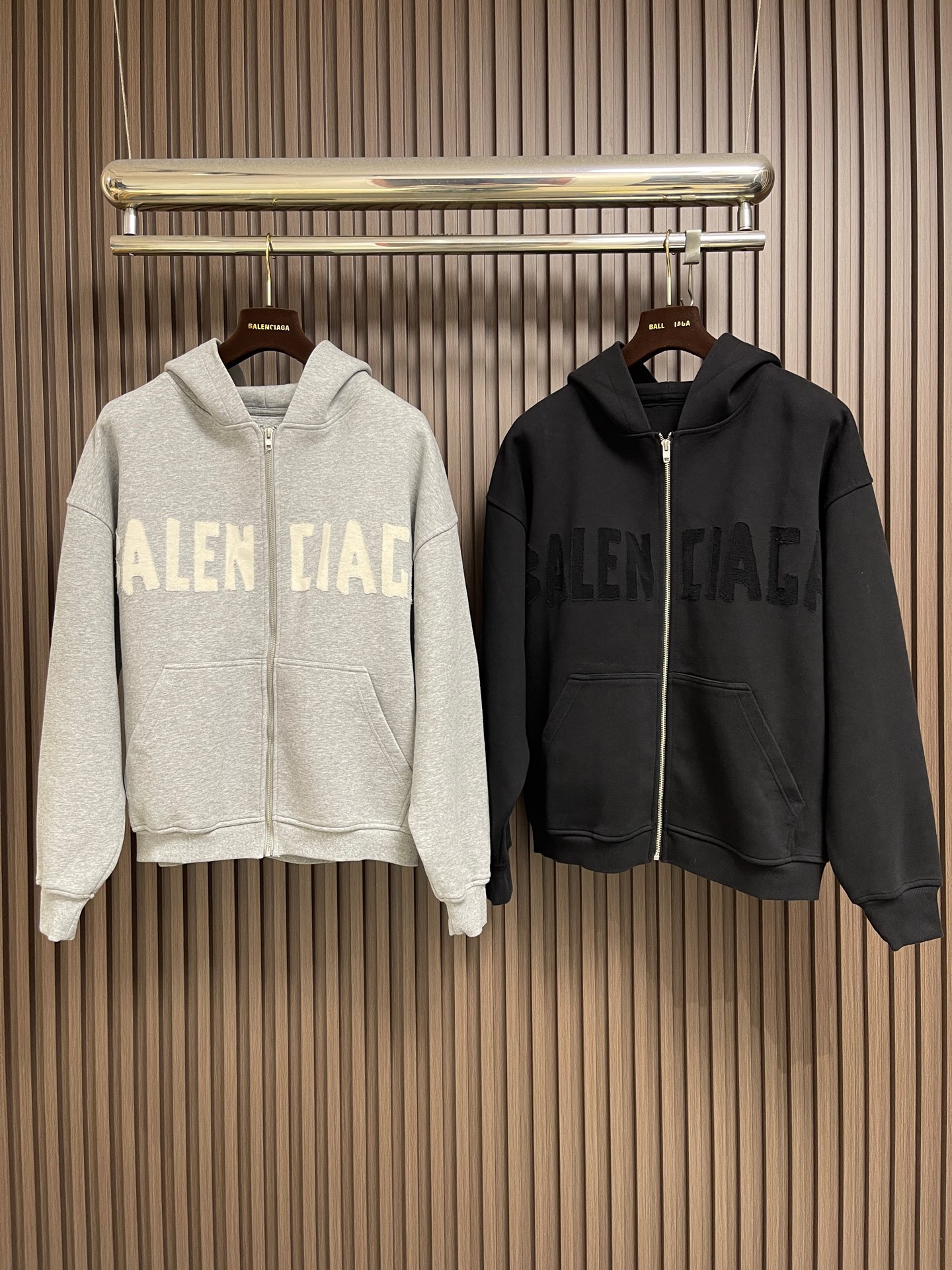 🛒🛒Balenciaga 贴布logo标识拉链连帽卫衣，采用进口康丽机 只有真正的康丽机才能做出每一个细节，logo的质