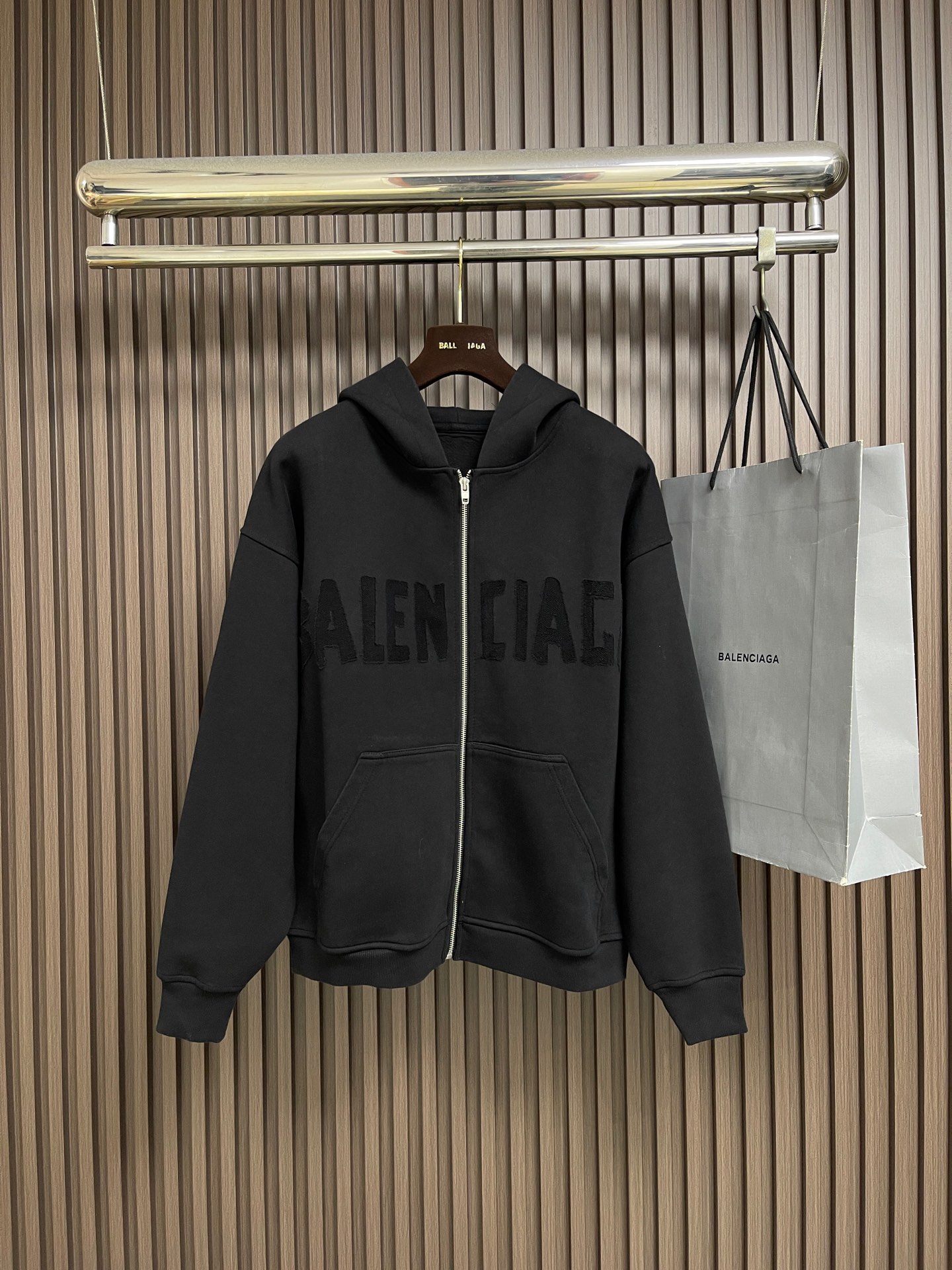 🛒🛒Balenciaga 贴布logo标识拉链连帽卫衣,采用进口康丽机 只有真正的康丽机才能做出每一个细节,logo的质 🛒🛒Balenciaga 贴布logo标识拉链连帽卫衣,采用进口康丽机 只有真正的康丽机才能做出每一个细节,logo的质