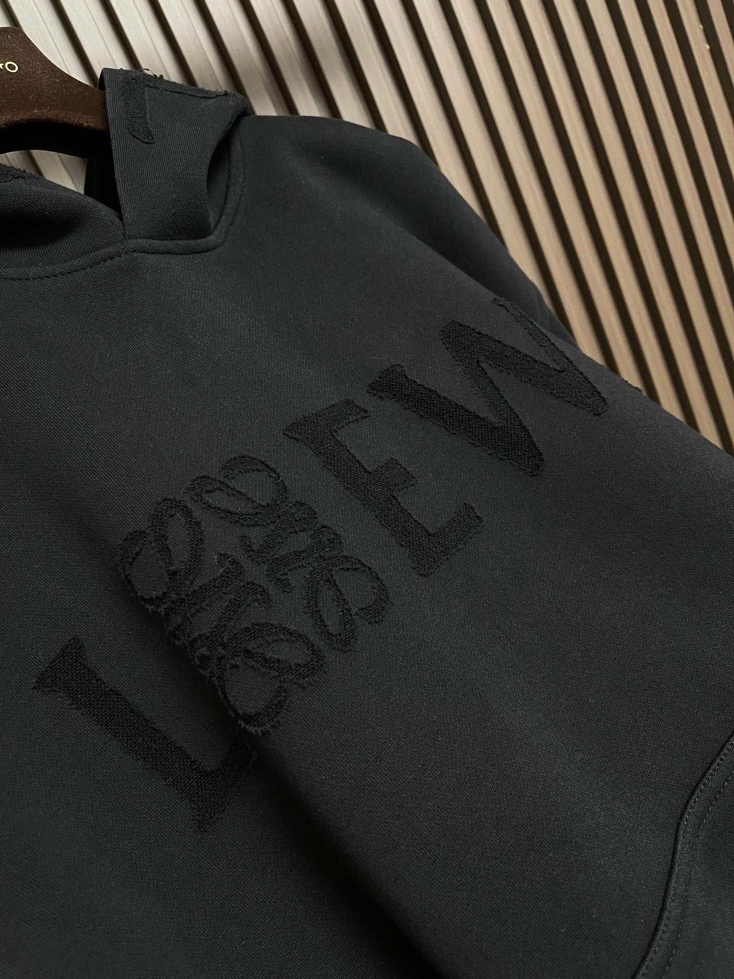 🛒🛒LOEWE 品牌LOGO标识烧花刺绣连帽卫衣,面料采用原版一致巴黎ZP定织定染全棉大卫衣,布面干净,布纹清晰,柔软舒 🛒🛒LOEWE 品牌LOGO标识烧花刺绣连帽卫衣,面料采用原版一致巴黎ZP定织定染全棉大卫衣,布面干净,布纹清晰,柔软舒