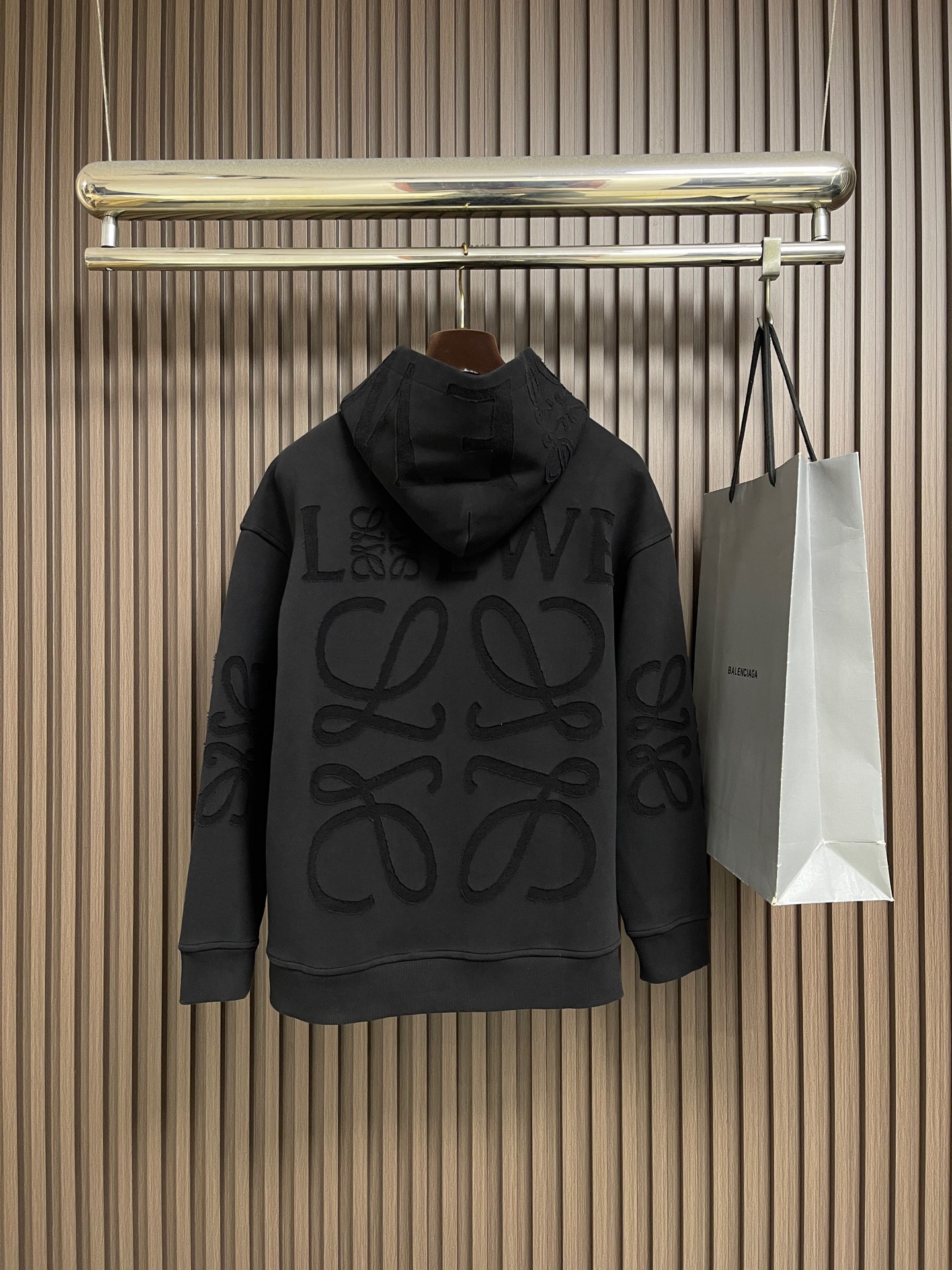 🛒🛒LOEWE 品牌LOGO标识烧花刺绣连帽卫衣,面料采用原版一致巴黎ZP定织定染全棉大卫衣,布面干净,布纹清晰,柔软舒 🛒🛒LOEWE 品牌LOGO标识烧花刺绣连帽卫衣,面料采用原版一致巴黎ZP定织定染全棉大卫衣,布面干净,布纹清晰,柔软舒