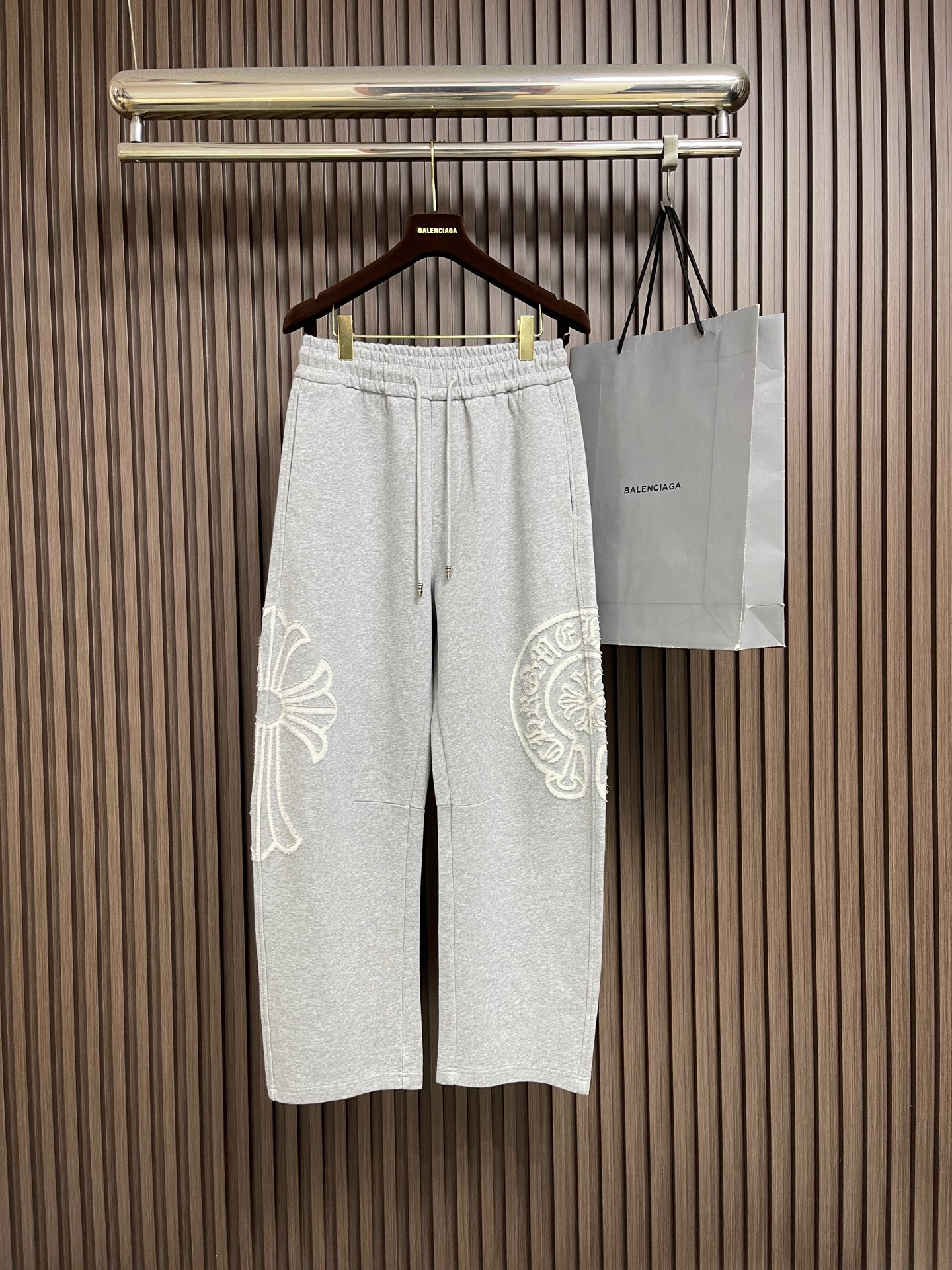 🛒🛒CH 克罗心十字花标识系列直筒卫裤,烧花十字花设计,日本进口提花棉料,厚度和质感随意对比....面料质感到位,所以用 🛒🛒CH 克罗心十字花标识系列直筒卫裤,烧花十字花设计,日本进口提花棉料,厚度和质感随意对比....面料质感到位,所以用