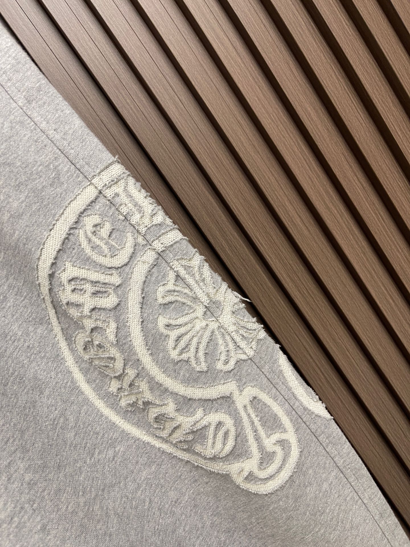 🛒🛒CH 克罗心十字花标识系列直筒卫裤，烧花十字花设计，日本进口提花棉料，厚度和质感随意对比....面料质感到位，所以用
