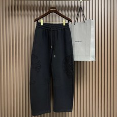 🛒🛒CH 克罗心十字花标识系列直筒卫裤,烧花十字花设计,日本进口提花棉料,厚度和质感随意对比....面料质感到位,所以用 🛒🛒CH 克罗心十字花标识系列直筒卫裤,烧花十字花设计,日本进口提花棉料,厚度和质感随意对比....面料质感到位,所以用