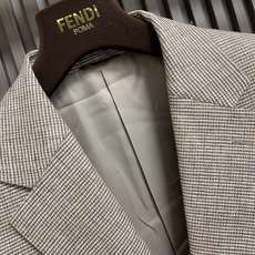 🛒🛒Loro Piana LoroPiana 诺悠翩雅 2026SS早秋新款胸前袖口金属LOGO标识西装外套,透气柔软保 🛒🛒Loro Piana LoroPiana 诺悠翩雅 2026SS早秋新款胸前袖口金属LOGO标识西装外套,透气柔软保