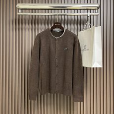 🛒🛒MIUMIU刺绣针织毛衣开衫,胸前刺绣采用仔章刺绣,采用进口7号细针。采用流畅的线条设计,彰显时尚百搭的风格,整体走 🛒🛒MIUMIU刺绣针织毛衣开衫,胸前刺绣采用仔章刺绣,采用进口7号细针。采用流畅的线条设计,彰显时尚百搭的风格,整体走