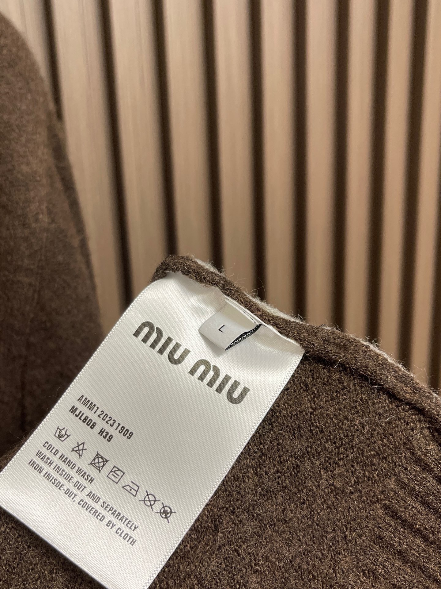 🛒🛒MIUMIU刺绣针织毛衣开衫，胸前刺绣采用仔章刺绣，采用进口7号细针。采用流畅的线条设计，彰显时尚百搭的风格，整体走