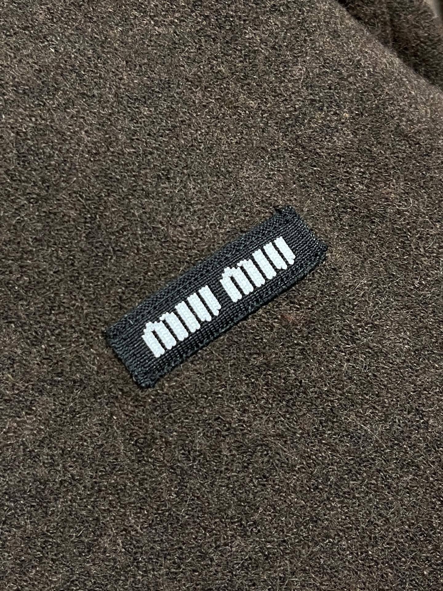 🛒🛒MIUMIU刺绣针织毛衣开衫，胸前刺绣采用仔章刺绣，采用进口7号细针。采用流畅的线条设计，彰显时尚百搭的风格，整体走