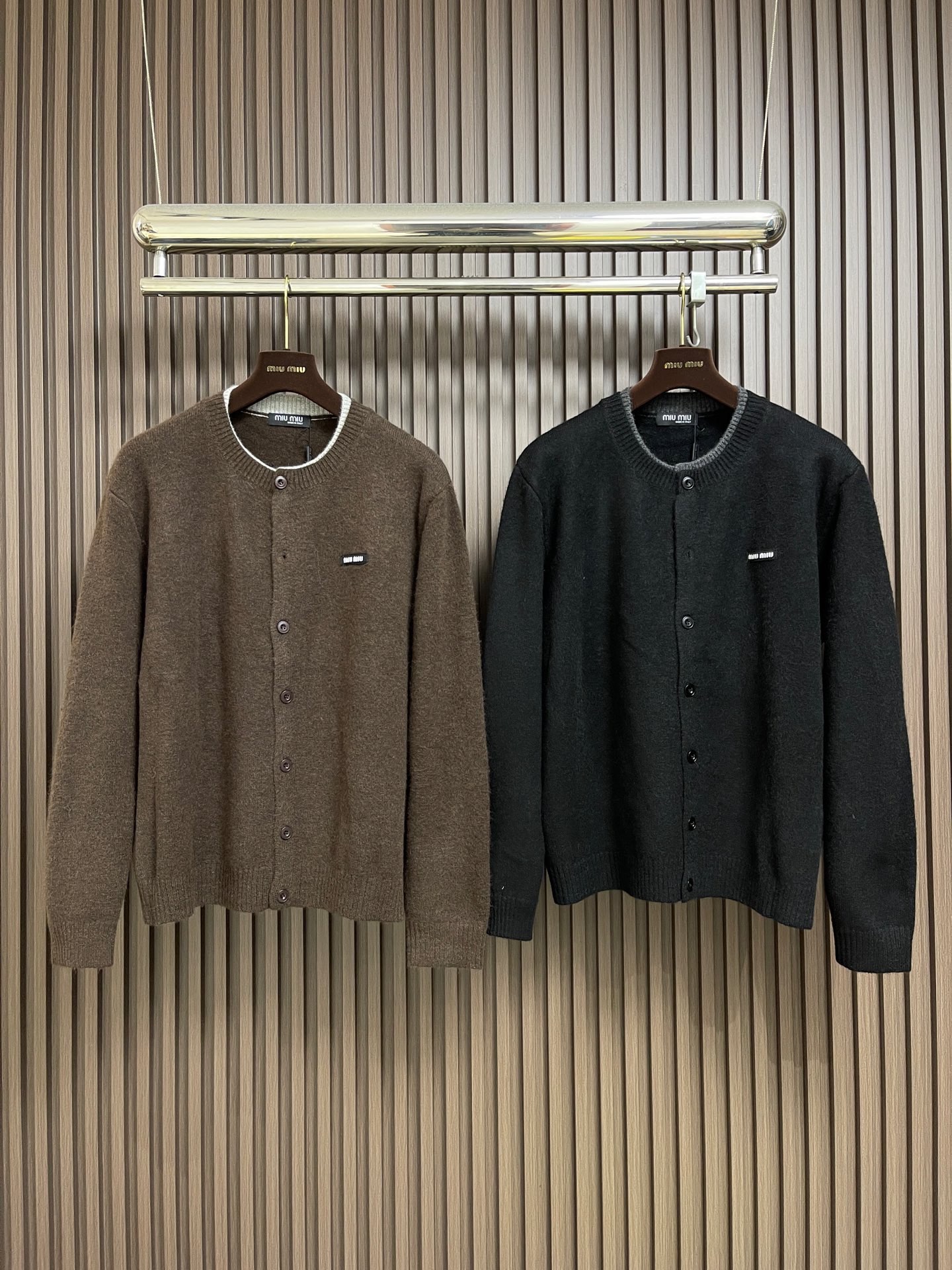 🛒🛒MIUMIU刺绣针织毛衣开衫，胸前刺绣采用仔章刺绣，采用进口7号细针。采用流畅的线条设计，彰显时尚百搭的风格，整体走