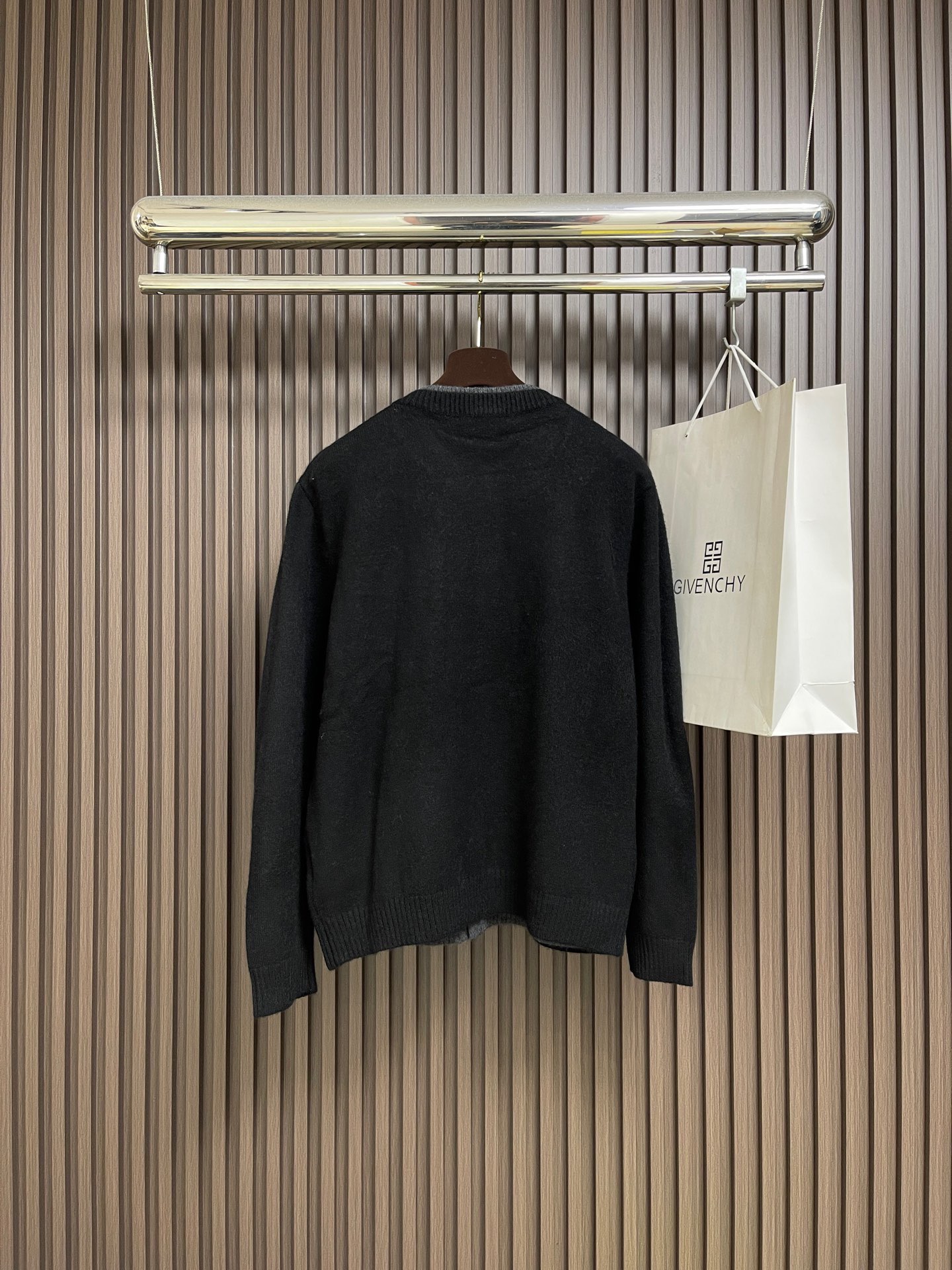 🛒🛒MIUMIU刺绣针织毛衣开衫，胸前刺绣采用仔章刺绣，采用进口7号细针。采用流畅的线条设计，彰显时尚百搭的风格，整体走