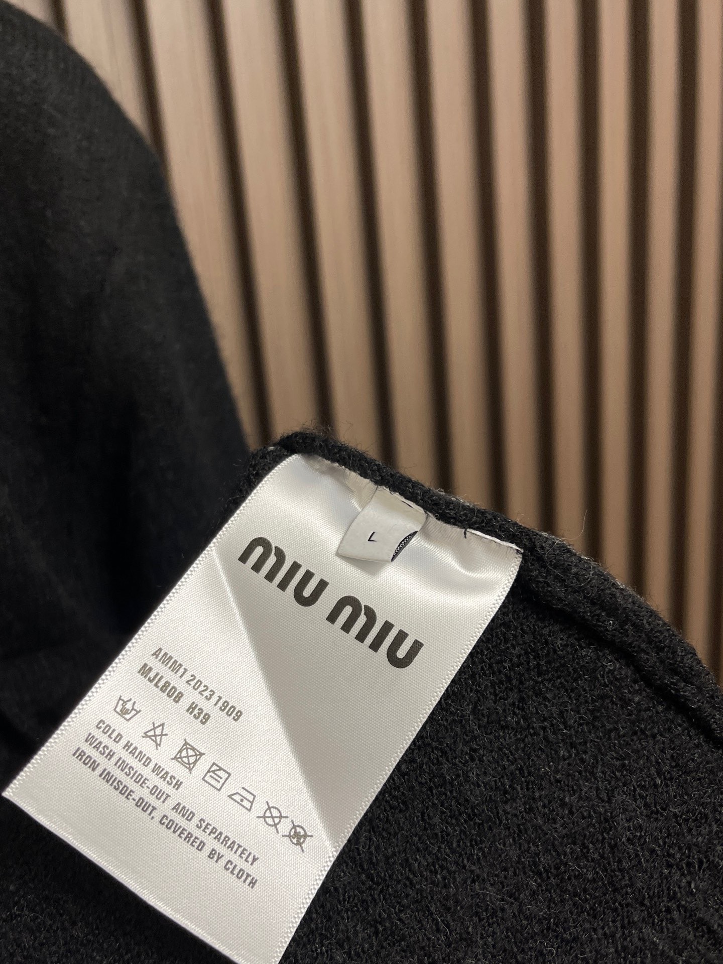 🛒🛒MIUMIU刺绣针织毛衣开衫，胸前刺绣采用仔章刺绣，采用进口7号细针。采用流畅的线条设计，彰显时尚百搭的风格，整体走