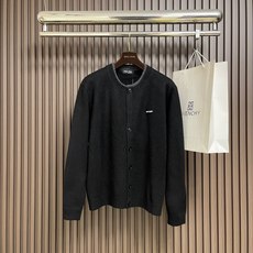 🛒🛒MIUMIU刺绣针织毛衣开衫,胸前刺绣采用仔章刺绣,采用进口7号细针。采用流畅的线条设计,彰显时尚百搭的风格,整体走 🛒🛒MIUMIU刺绣针织毛衣开衫,胸前刺绣采用仔章刺绣,采用进口7号细针。采用流畅的线条设计,彰显时尚百搭的风格,整体走