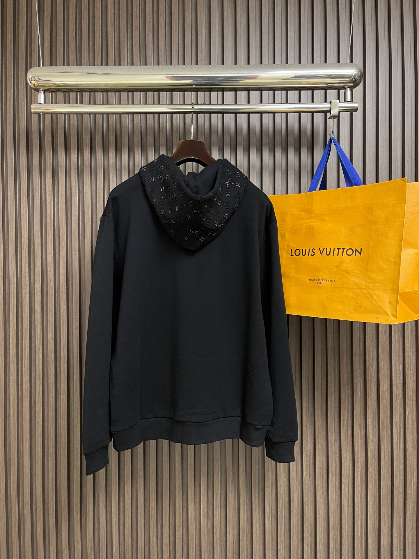 🛒🛒LV 油墨印花连帽卫衣,采用独特的鱼鳞底针织结构,面纱26支双纱+底纱10支粗纱毛圈结构,克重为380gm²;搭配罗 🛒🛒LV 油墨印花连帽卫衣,采用独特的鱼鳞底针织结构,面纱26支双纱+底纱10支粗纱毛圈结构,克重为380gm²;搭配罗