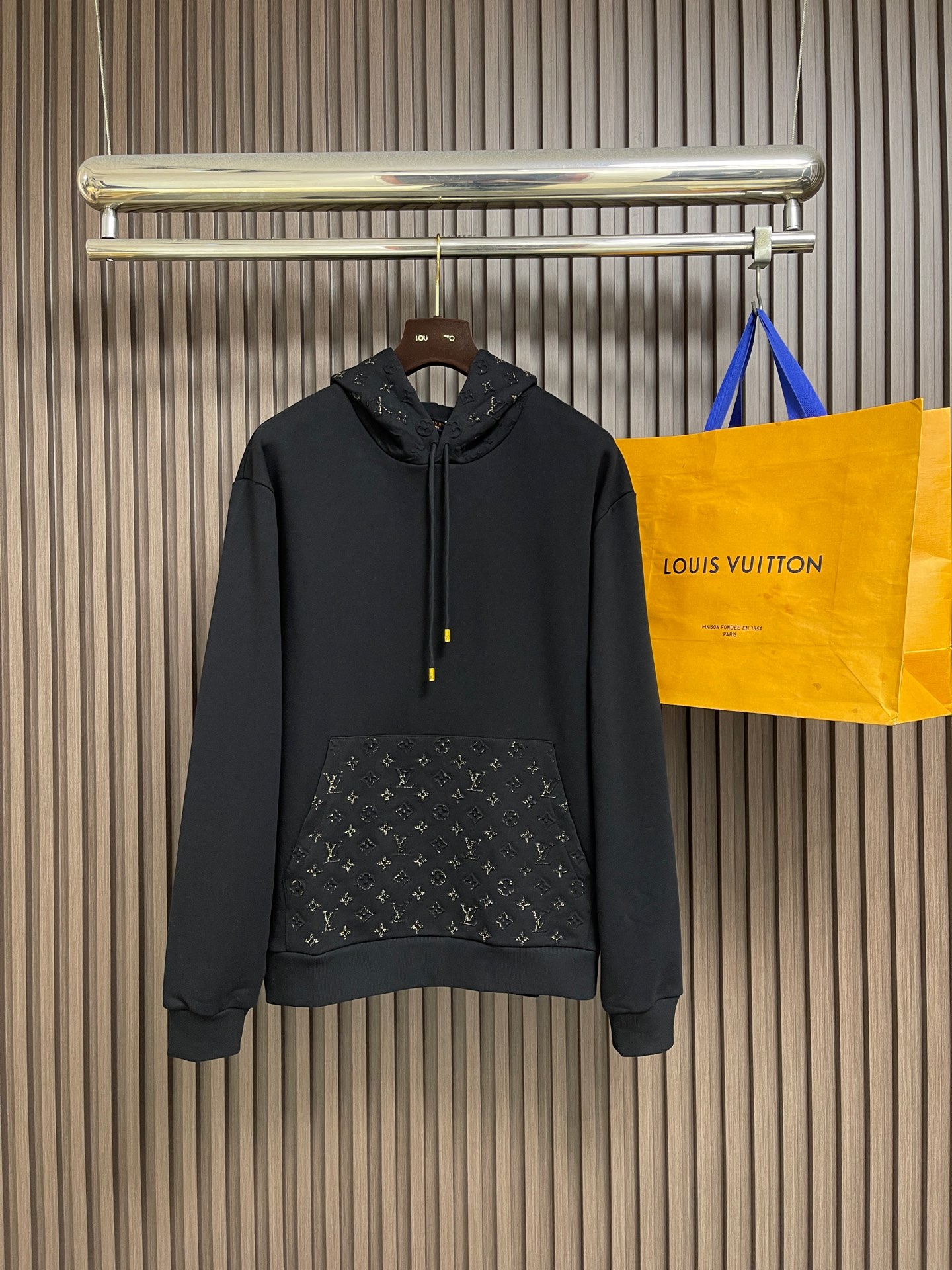 🛒🛒LV 油墨印花连帽卫衣,采用独特的鱼鳞底针织结构,面纱26支双纱+底纱10支粗纱毛圈结构,克重为380gm²;搭配罗 🛒🛒LV 油墨印花连帽卫衣,采用独特的鱼鳞底针织结构,面纱26支双纱+底纱10支粗纱毛圈结构,克重为380gm²;搭配罗