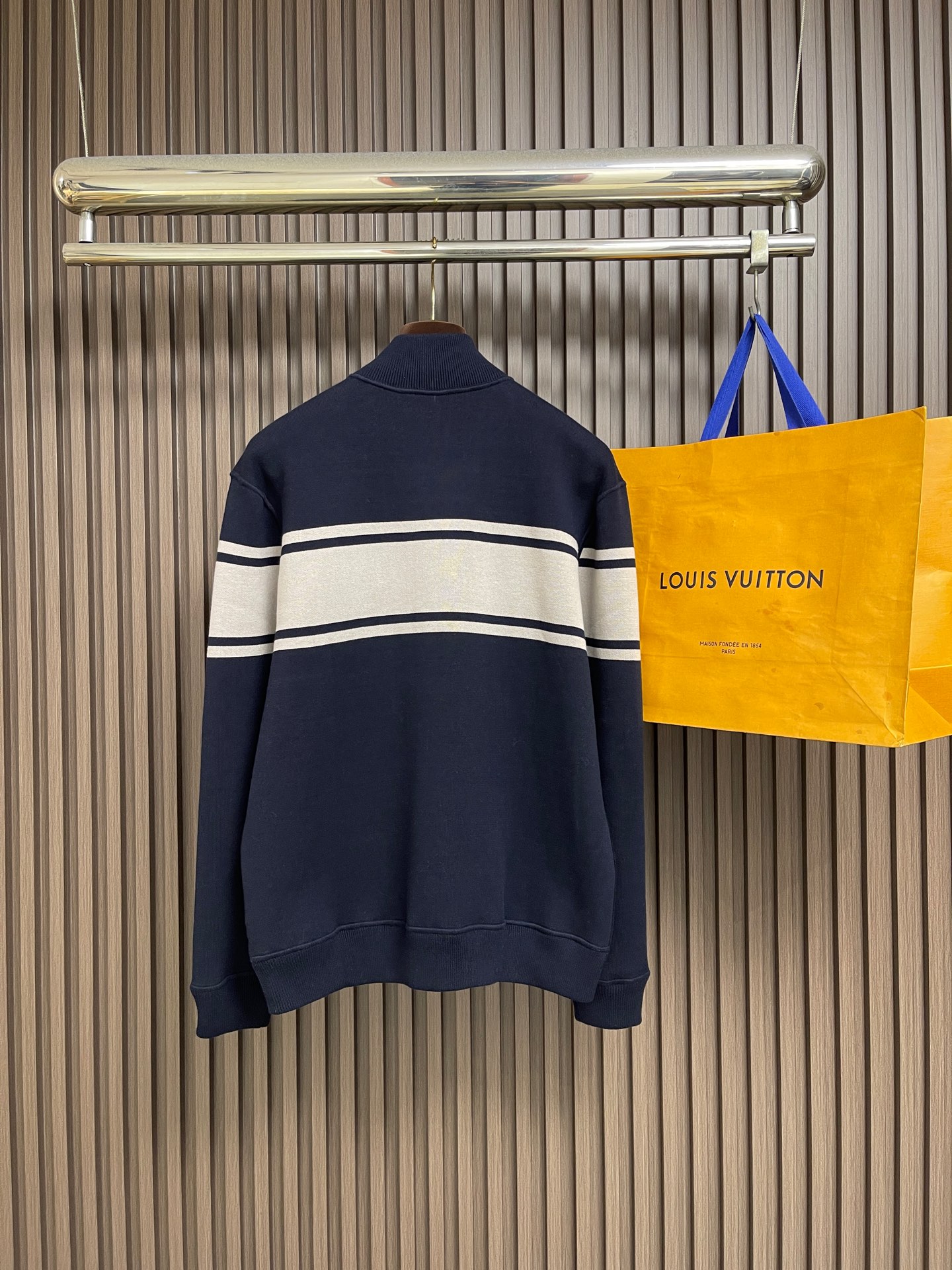 🛒🛒LV 双面穿字母嵌花拼色条纹针织立领拉链外套,这款立领拉链针织外套选用柔软密实的针织面料,纱线细腻,拥有良好的保暖性 🛒🛒LV 双面穿字母嵌花拼色条纹针织立领拉链外套,这款立领拉链针织外套选用柔软密实的针织面料,纱线细腻,拥有良好的保暖性