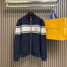 🛒🛒LV 双面穿字母嵌花拼色条纹针织立领拉链外套,这款立领拉链针织外套选用柔软密实的针织面料,纱线细腻,拥有良好的保暖性 🛒🛒LV 双面穿字母嵌花拼色条纹针织立领拉链外套,这款立领拉链针织外套选用柔软密实的针织面料,纱线细腻,拥有良好的保暖性