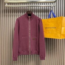 🛒🛒LV 双面穿字母嵌花拼色条纹针织立领拉链外套,这款立领拉链针织外套选用柔软密实的针织面料,纱线细腻,拥有良好的保暖性 🛒🛒LV 双面穿字母嵌花拼色条纹针织立领拉链外套,这款立领拉链针织外套选用柔软密实的针织面料,纱线细腻,拥有良好的保暖性