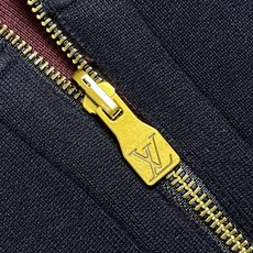🛒🛒LV 双面穿字母嵌花拼色条纹针织立领拉链外套,这款立领拉链针织外套选用柔软密实的针织面料,纱线细腻,拥有良好的保暖性 🛒🛒LV 双面穿字母嵌花拼色条纹针织立领拉链外套,这款立领拉链针织外套选用柔软密实的针织面料,纱线细腻,拥有良好的保暖性
