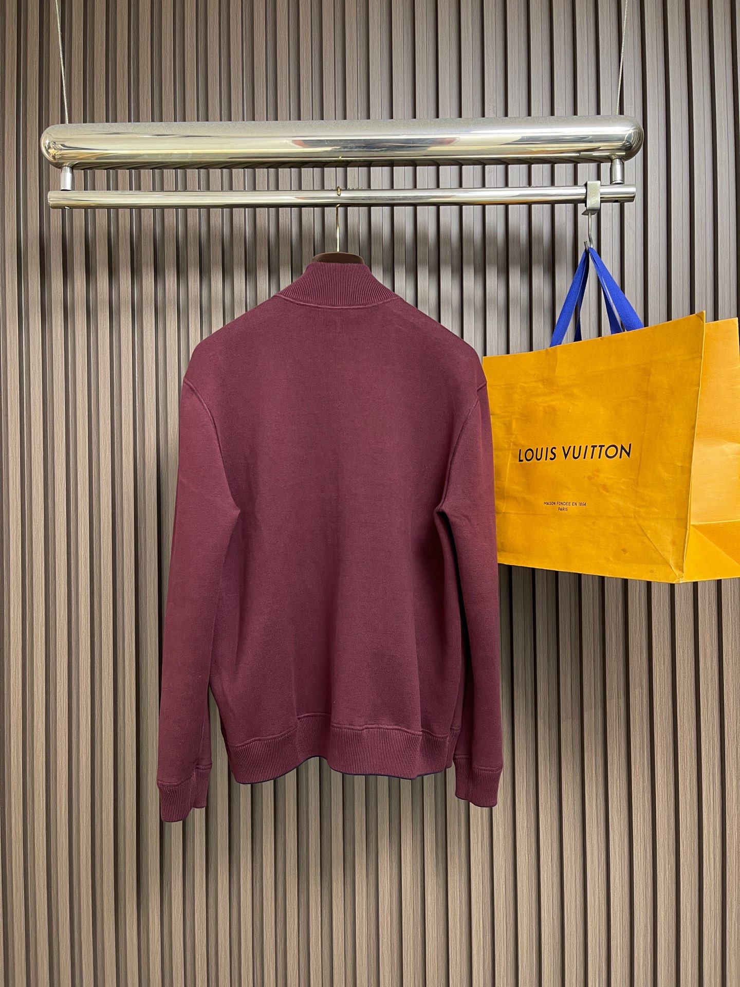 🛒🛒LV 双面穿字母嵌花拼色条纹针织立领拉链外套,这款立领拉链针织外套选用柔软密实的针织面料,纱线细腻,拥有良好的保暖性 🛒🛒LV 双面穿字母嵌花拼色条纹针织立领拉链外套,这款立领拉链针织外套选用柔软密实的针织面料,纱线细腻,拥有良好的保暖性