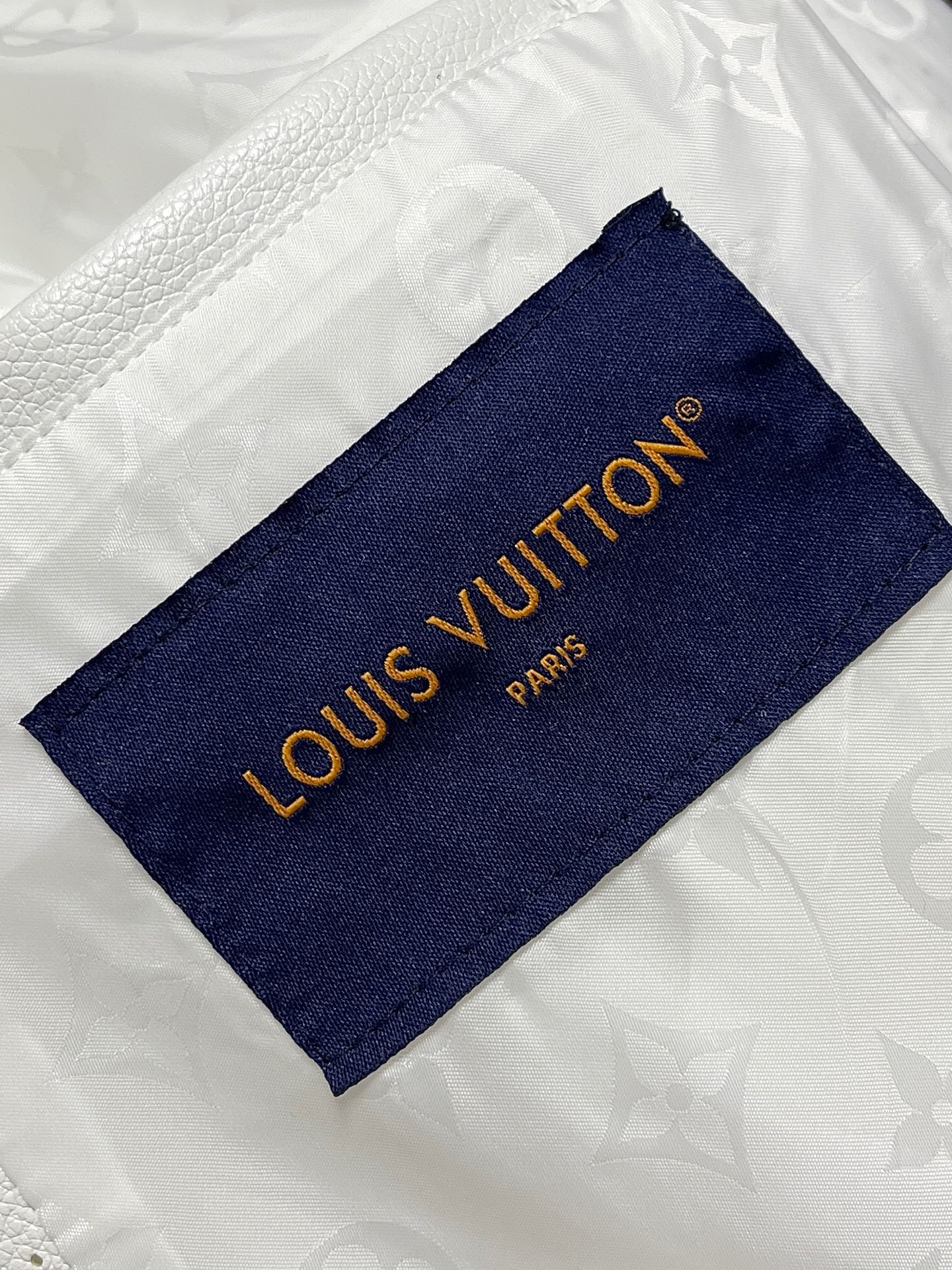 🛒🛒LV 冲孔撞色罗纹夹克外套,甄选定制进口冲孔荔枝纹牛皮打造,全身均匀打孔,冲孔孔径、排布密度严格对标原版,透气舒适, 🛒🛒LV 冲孔撞色罗纹夹克外套,甄选定制进口冲孔荔枝纹牛皮打造,全身均匀打孔,冲孔孔径、排布密度严格对标原版,透气舒适,