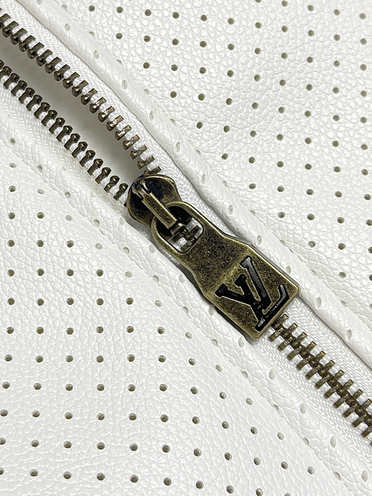🛒🛒LV 冲孔撞色罗纹夹克外套,甄选定制进口冲孔荔枝纹牛皮打造,全身均匀打孔,冲孔孔径、排布密度严格对标原版,透气舒适, 🛒🛒LV 冲孔撞色罗纹夹克外套,甄选定制进口冲孔荔枝纹牛皮打造,全身均匀打孔,冲孔孔径、排布密度严格对标原版,透气舒适,