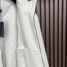 🛒🛒LV 冲孔撞色罗纹夹克外套,甄选定制进口冲孔荔枝纹牛皮打造,全身均匀打孔,冲孔孔径、排布密度严格对标原版,透气舒适, 🛒🛒LV 冲孔撞色罗纹夹克外套,甄选定制进口冲孔荔枝纹牛皮打造,全身均匀打孔,冲孔孔径、排布密度严格对标原版,透气舒适,