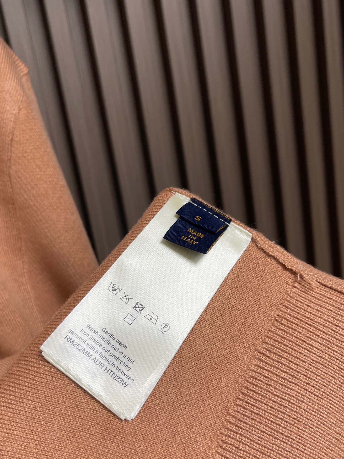 🛒🛒LV VVN标识羊毛连帽针织卫衣，选用100%高品质绵羊毛面料，还原原版纺纱工艺，纤维细腻顺滑，上手温润亲肤，不扎皮
