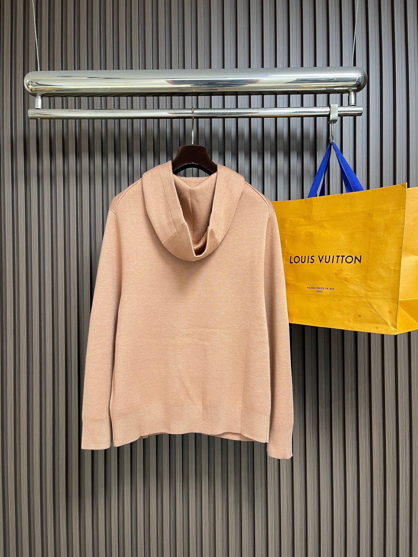 🛒🛒LV VVN标识羊毛连帽针织卫衣，选用100%高品质绵羊毛面料，还原原版纺纱工艺，纤维细腻顺滑，上手温润亲肤，不扎皮