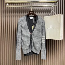 🛒🛒THOM BROWNE TB绞花撞色针织毛衣开衫,这款V领针织开衫采用羊毛混纺纱线织造,运用绞花麻花织法,衣身肌理立 🛒🛒THOM BROWNE TB绞花撞色针织毛衣开衫,这款V领针织开衫采用羊毛混纺纱线织造,运用绞花麻花织法,衣身肌理立