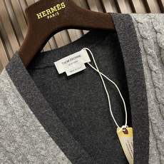 🛒🛒THOM BROWNE TB绞花撞色针织毛衣开衫,这款V领针织开衫采用羊毛混纺纱线织造,运用绞花麻花织法,衣身肌理立 🛒🛒THOM BROWNE TB绞花撞色针织毛衣开衫,这款V领针织开衫采用羊毛混纺纱线织造,运用绞花麻花织法,衣身肌理立