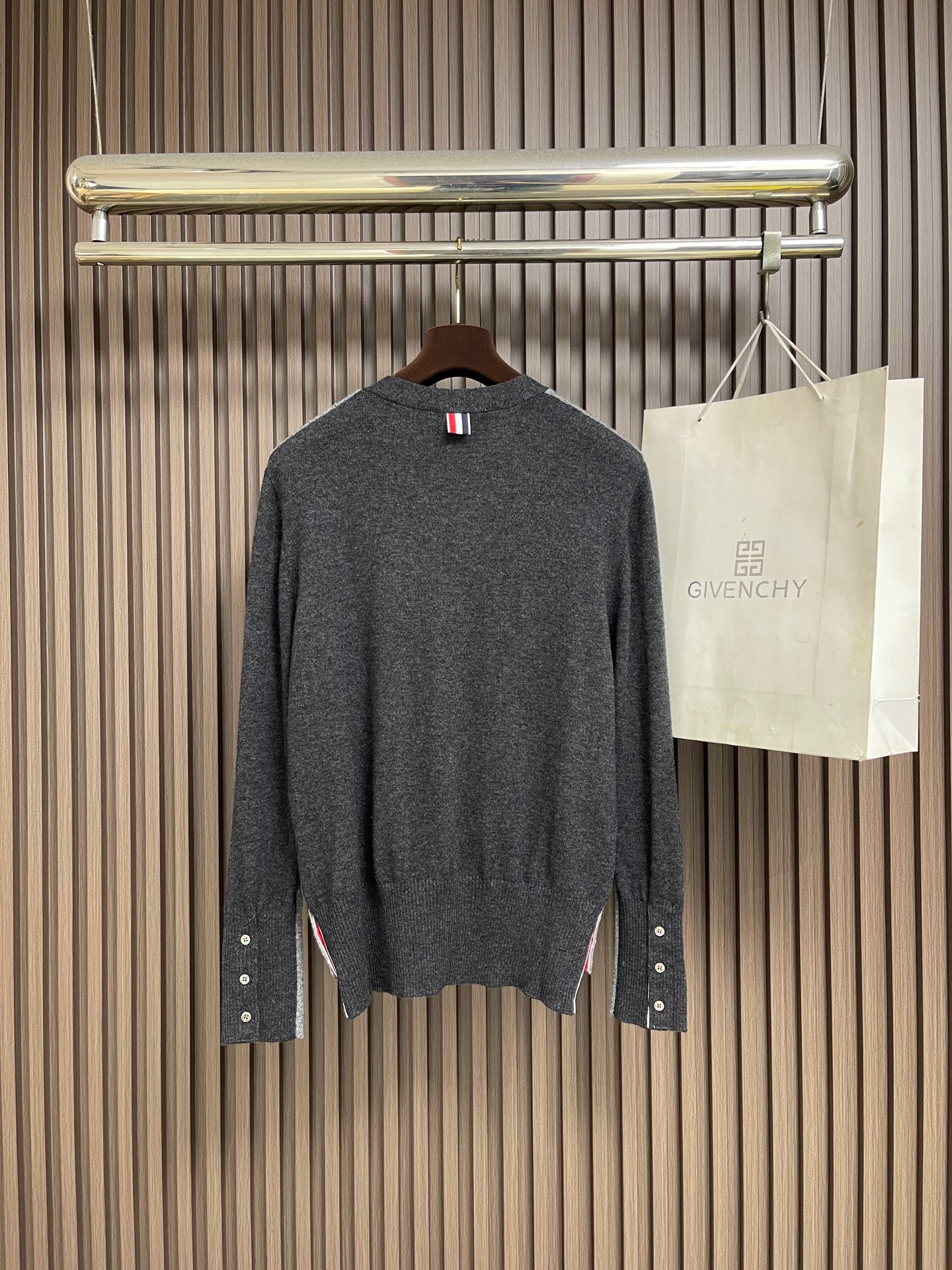 🛒🛒THOM BROWNE TB绞花撞色针织毛衣开衫,这款V领针织开衫采用羊毛混纺纱线织造,运用绞花麻花织法,衣身肌理立 🛒🛒THOM BROWNE TB绞花撞色针织毛衣开衫,这款V领针织开衫采用羊毛混纺纱线织造,运用绞花麻花织法,衣身肌理立