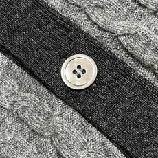 🛒🛒THOM BROWNE TB绞花撞色针织毛衣开衫,这款V领针织开衫采用羊毛混纺纱线织造,运用绞花麻花织法,衣身肌理立 🛒🛒THOM BROWNE TB绞花撞色针织毛衣开衫,这款V领针织开衫采用羊毛混纺纱线织造,运用绞花麻花织法,衣身肌理立