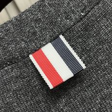 🛒🛒THOM BROWNE TB绞花撞色针织毛衣开衫,这款V领针织开衫采用羊毛混纺纱线织造,运用绞花麻花织法,衣身肌理立 🛒🛒THOM BROWNE TB绞花撞色针织毛衣开衫,这款V领针织开衫采用羊毛混纺纱线织造,运用绞花麻花织法,衣身肌理立