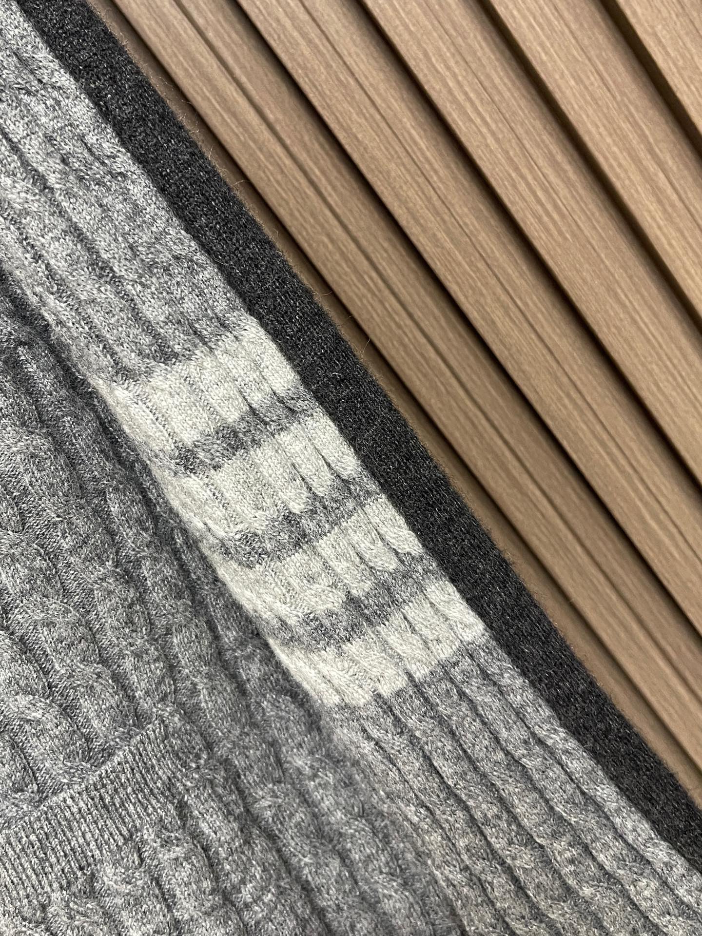 🛒🛒THOM BROWNE TB绞花撞色针织毛衣开衫,这款V领针织开衫采用羊毛混纺纱线织造,运用绞花麻花织法,衣身肌理立 🛒🛒THOM BROWNE TB绞花撞色针织毛衣开衫,这款V领针织开衫采用羊毛混纺纱线织造,运用绞花麻花织法,衣身肌理立