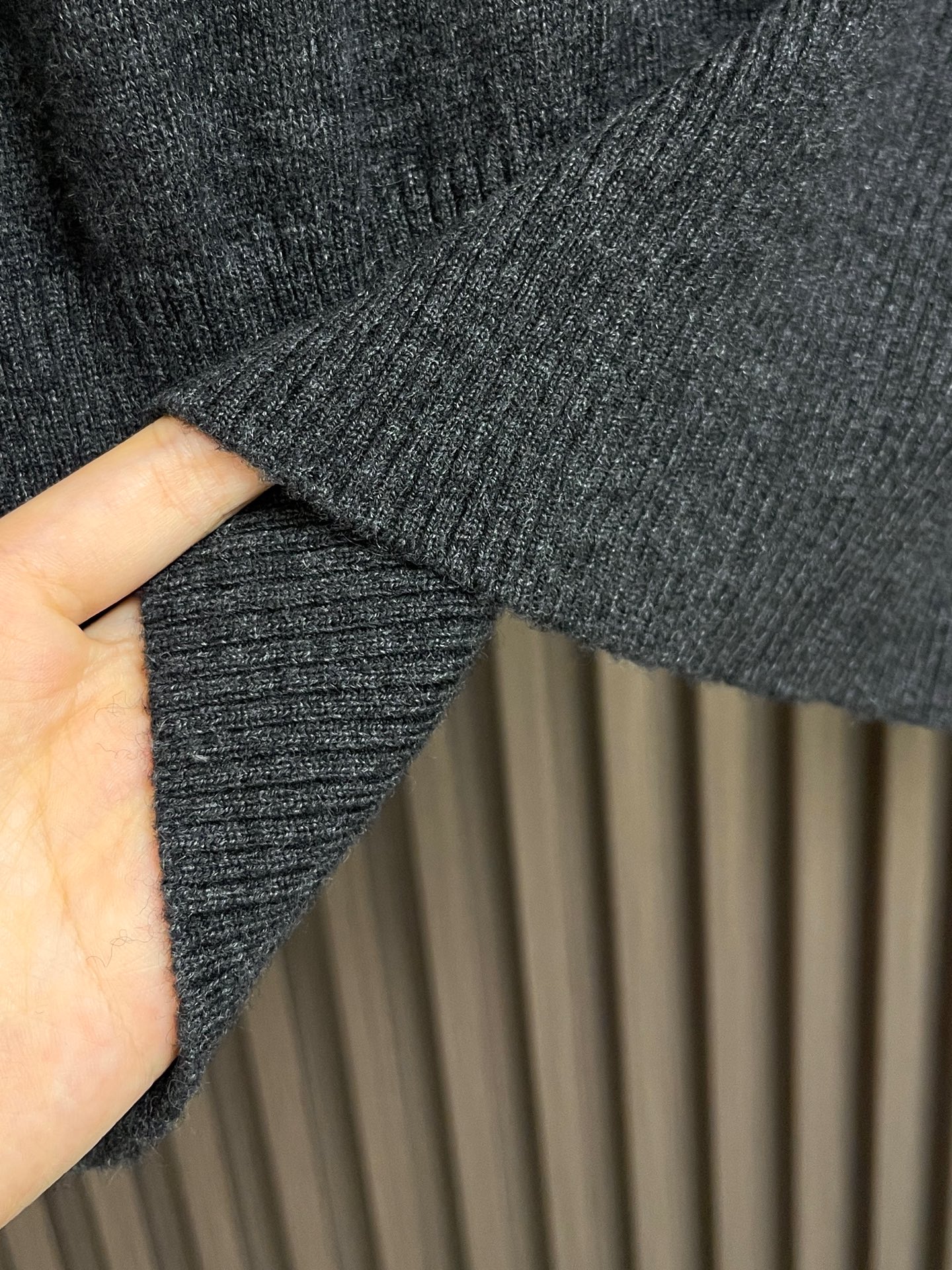 🛒🛒THOM BROWNE TB绞花撞色针织毛衣开衫,这款V领针织开衫采用羊毛混纺纱线织造,运用绞花麻花织法,衣身肌理立 🛒🛒THOM BROWNE TB绞花撞色针织毛衣开衫,这款V领针织开衫采用羊毛混纺纱线织造,运用绞花麻花织法,衣身肌理立