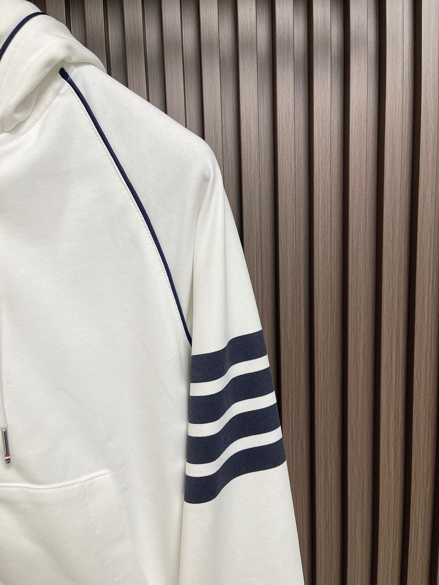 🛒🛒Thom Browne TB 条纹连帽拉链卫衣,织物质地密实细腻,软糯亲肤透气。经典连帽版型搭配同色系棉质抽绳,抽拉 🛒🛒Thom Browne TB 条纹连帽拉链卫衣,织物质地密实细腻,软糯亲肤透气。经典连帽版型搭配同色系棉质抽绳,抽拉