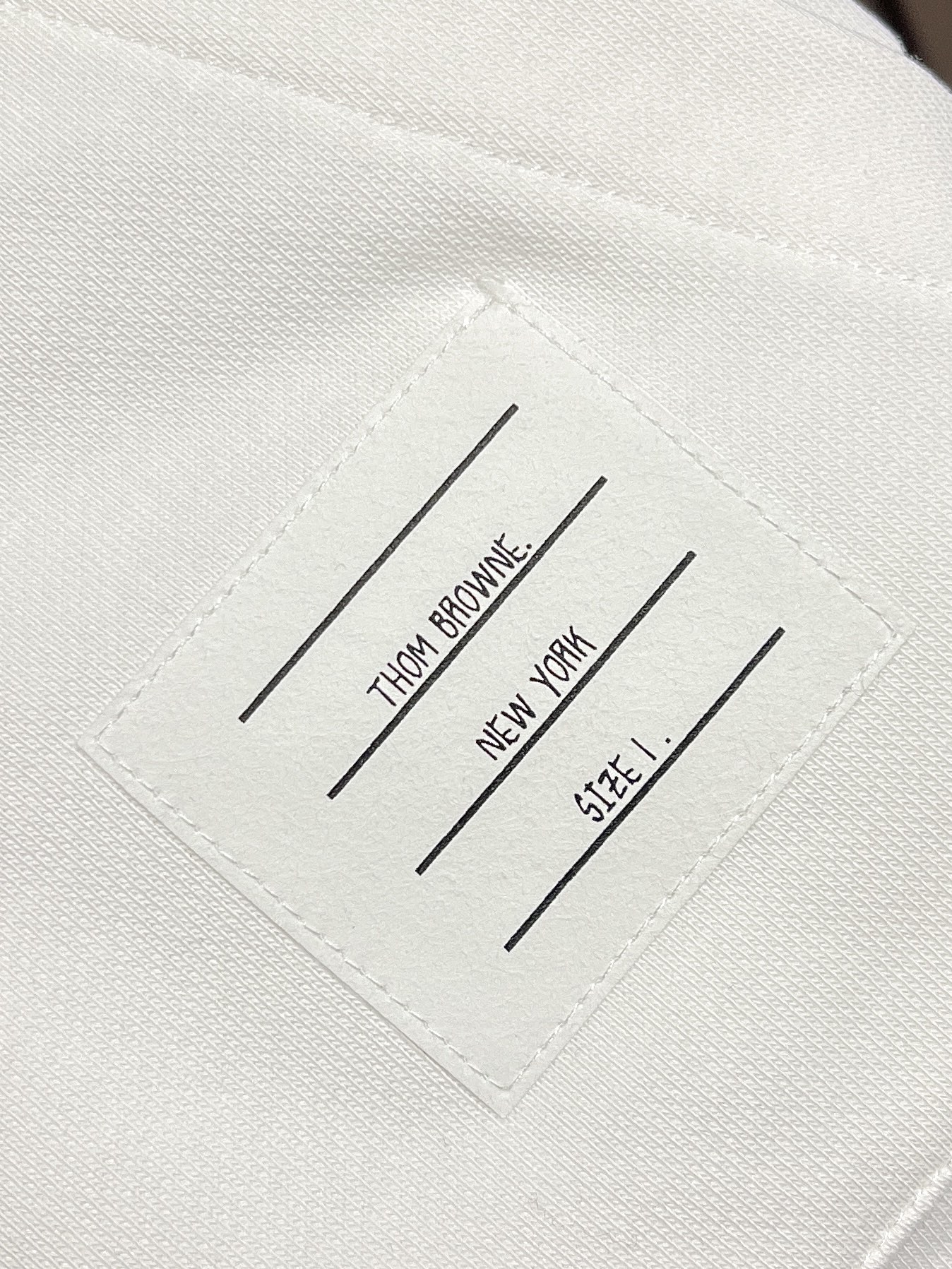 🛒🛒Thom Browne TB 条纹连帽拉链卫衣,织物质地密实细腻,软糯亲肤透气。经典连帽版型搭配同色系棉质抽绳,抽拉 🛒🛒Thom Browne TB 条纹连帽拉链卫衣,织物质地密实细腻,软糯亲肤透气。经典连帽版型搭配同色系棉质抽绳,抽拉